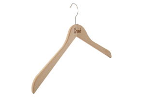 cintre-bois-brut-129-logo-laser-grad-cintres-actus-france