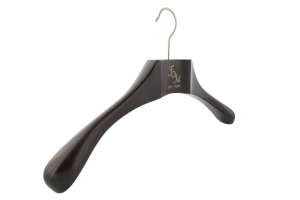 cintre-bois-acajou-manteau-845-logo-or-cintres-actus-france