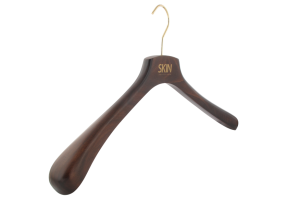 cintre-bois-acajou-veste-746-logo-or-cintres-actus-france