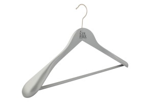 cintre-bois-argent-costume-255-royal-petrus-cintres-actus-france