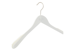 cintre-bois-blanc-229-30-logo-lolita-jaca-cintres-actus-france