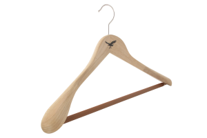 cintre-bois-chene-brut-255-barre-antiglisse-cintres-actus-france