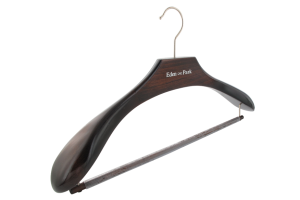 cintre-bois-costume-655-barre-antiglisse-cintres-actus-france