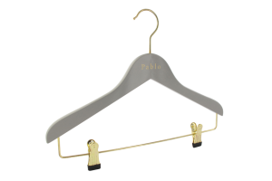 cintre-bois-gris-146c-logo-or-cintres-actus-france
