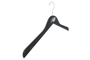 cintre-bois-noir-146-logo-blanc-cintres-actus-france