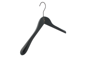 cintre-bois-noir-22930-logo-incruste-or-cintres-actus-france
