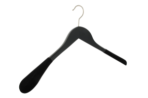 cintre-bois-noir-245-velours-cintres-actus-france