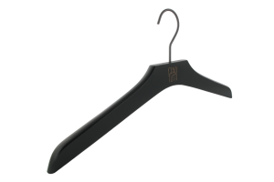 cintre-bois-noir-635-logo-laser-ciao-tutti-cintres-actus-france