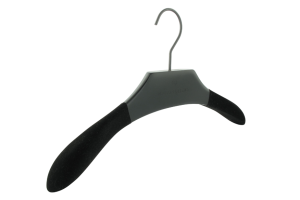cintre-bois-noir-645-logo-noir-velours-epaules-cintres-actus-france
