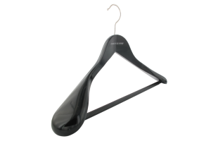 cintre-bois-noir-costume-255-charles-le-golf-cintres-actus-france