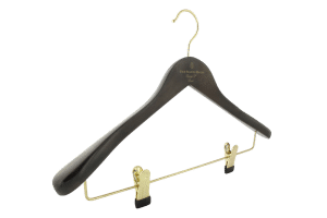 cintre-bois-noyer-229-30c-logo-georges-v-cintres-actus-france