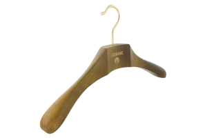 cintre-bois-noyer-clair-845-logo-dore-cintres-actus-france