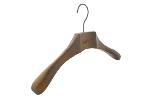 cintre-bois-noyer-clair-845-logo-laser-cintres-actus-france