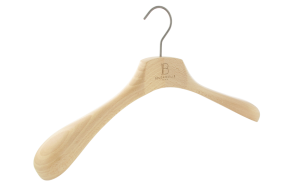 cintre-bois-veste-945-logo-laser-cintres-actus-france