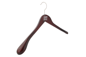 cintre-bois-veste-acajou-245-logo-cintres-actus-france
